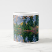 Mount Shuksan gespiegelt im Reflection Lake Jumbo-Tasse (Vorderseite)
