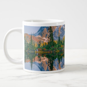 Mount Shuksan gespiegelt im Reflection Lake Jumbo-Tasse