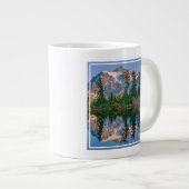 Mount Shuksan gespiegelt im Reflection Lake Jumbo-Tasse (Vorderseite Rechts)