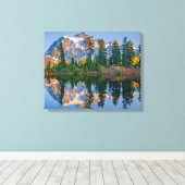 Mount Shuksan gespiegelt im Reflection Lake Leinwanddruck (Insitu (Holzboden))