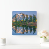 Mount Shuksan gespiegelt im Reflection Lake Quadratische Wanduhr (Zuhause)