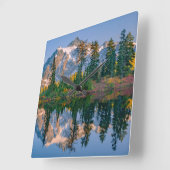 Mount Shuksan gespiegelt im Reflection Lake Quadratische Wanduhr (Winkel)
