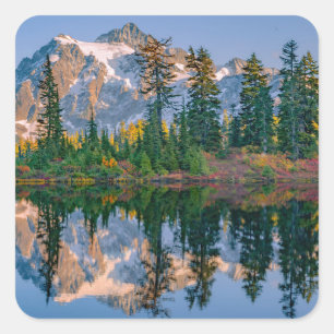 Mount Shuksan gespiegelt im Reflection Lake Quadratischer Aufkleber