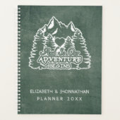 Mountain Adventure fängt Grüne Chalkboard Hochzeit Planer (Vorderseite)