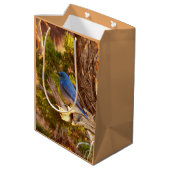 Mountain Bluebird at Arches National Park Mittlere Geschenktüte (Rückseite Schrägansicht)