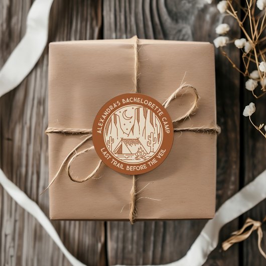 Mountain Camping Weekend Bachelorette Runder Aufkleber