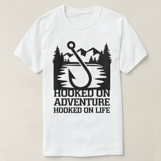 Mountain Lake Fishing Hook Adventure Design T-Shirt (Design vorne)