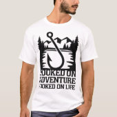 Mountain Lake Fishing Hook Adventure Design T-Shirt (Vorderseite)