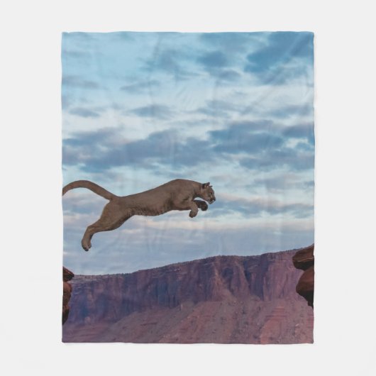Mountain Lion Jumping Morning Skyjump,lion,animal, Fleecedecke (Vorderseite)
