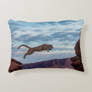 Mountain Lion Jumping Morning Skysprung, Löwe, Tie Dekokissen