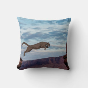 Mountain Lion Jumping Morning Skysprung, Löwe, Tie Kissen