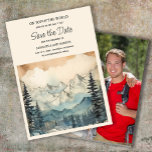 Mountain Nature Wedding Foto Rett Datum Save The Date<br><div class="desc">Berge,  Natur und Abenteuer Hochzeit Save the Date Karte. Personalisiert mit Ihrem Foto auf der Rückseite. Kaufen Sie gedruckte Exemplare oder bestellen Sie digital,  um sie per E-Mail oder in Ihren sozialen Medien mit Freunden und der Familie zu teilen.</div>
