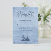 Mountain Pine Trees Light Blue Winter Wedding RSVP Karte (Stehend Vorderseite)
