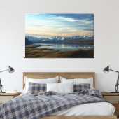 Mountain Reflections – Peaceful Lakeside Horizon Leinwanddruck (Insitu (Schlafzimmer))