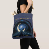 Mountain Serenity Cosmic Meditation. Crescent Moon Tasche (Von Nahem)