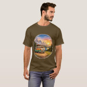 Mountain Sunset Lake Scene | Retro Hippie Van Life T-Shirt (Vorne ganz)