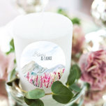 Mountain Wedding Watercolor Pink Wildblume Wiese Runder Aufkleber<br><div class="desc">Hochzeitsaufkleber mit Braut- und Bräutigamen und eine idyllische Landschaft mit blauen Berggebirgen und rosa Wildblume Wiese. Anpassen mit dem Design-Tool, um den Text in die für Ihre Namen beste Position zu ziehen. Schöne Natur inspiriert landschaftliches Design - perfekt für Outdoorziele, Bergseen und Landschaftspark oder dustig blaugraue und rosa Themen. Bitte...</div>