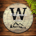 Mountain Zuhause Family Name Personalisierter Dart Dartscheibe<br><div class="desc">Fun Design mit einem Kiefernbaum und Bergkette,  Familienname,  Monogramm,  und Jahr etabliert,  auf einem Imitat Holz Korn Hintergrund. Macht das ideale Geschenk für einen Geburtstag oder Abschluss,  eine Hauswärmung,  eine Hochzeit oder einen Anlass!</div>