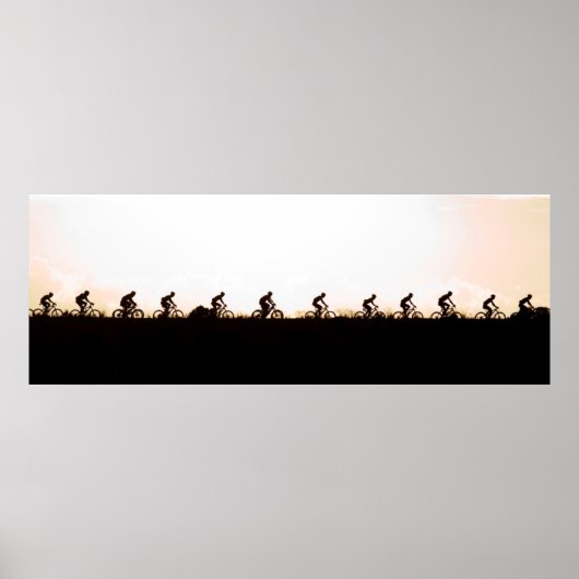 Mountainbike-Fahrer machen ihren Weg über den Damm Poster (Vorne)