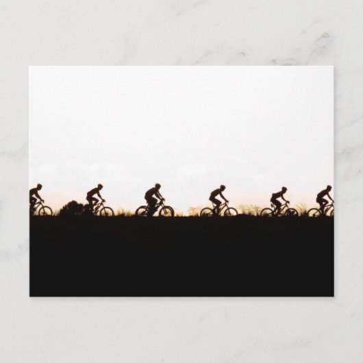 Mountainbike-Fahrer machen ihren Weg über den Damm Postkarte (Vorderseite)