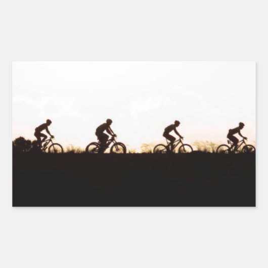 Mountainbike-Fahrer machen ihren Weg über den Damm Rechteckiger Aufkleber (Vorderseite)