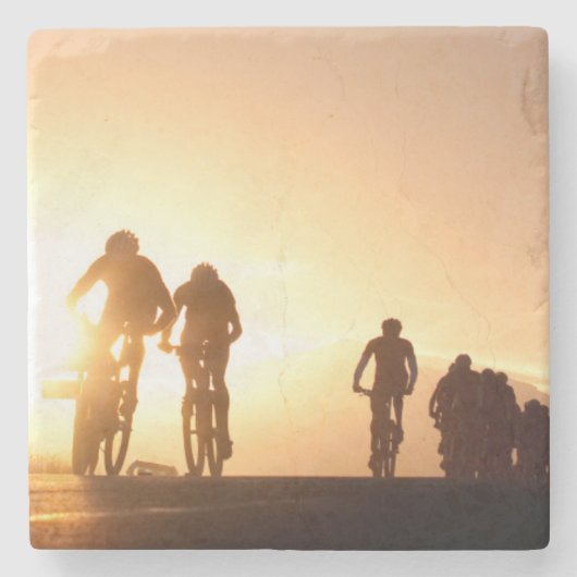 Mountainbike-Fahrer machen sich auf den Weg Steinuntersetzer (Vorderseite)