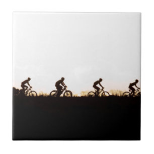 Mountainbike-Fahrer machen sich über die Talsperr Fliese