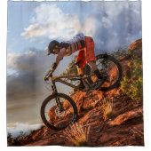 Mountainbike im schroffen Gebirgsgelände in Sunbea Duschvorhang (Vorderseite)