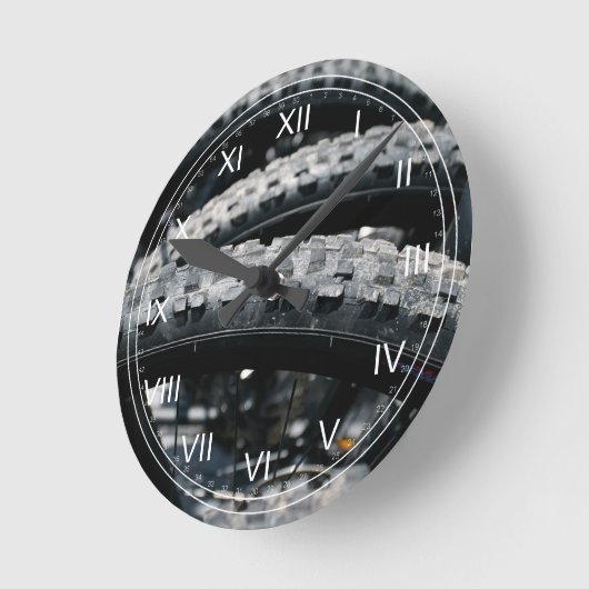 Mountainbike-Reifen Runde Wanduhr (Winkel)