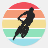 Mountainbiken auf Retro-Regenbogen Streifen Aufkle Runder Aufkleber (Vorderseite)