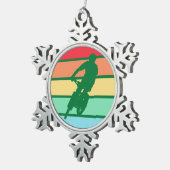 Mountainbiken im Schnee Retro gestreift Schneeflocken Zinn-Ornament (Rechts)
