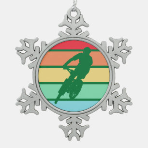 Mountainbiken im Schnee Retro gestreift Schneeflocken Zinn-Ornament