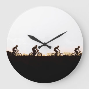 Mountainbiker fahren über den Damm Große Wanduhr