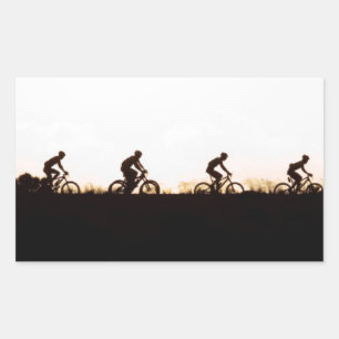 Mountainbiker fahren über den Damm Rechteckiger Aufkleber