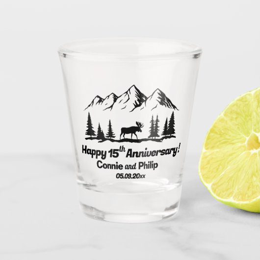 Mountains and Moose 15th Wedding Anniversary Schnapsglas (Vorderseite)