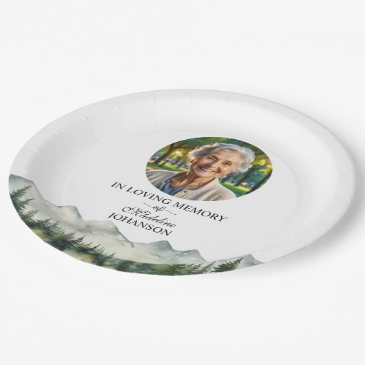 Mountains and Trees Celebration Of Life Funeral Pappteller (Schrägansicht)