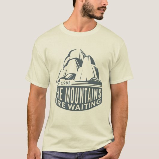 Mountains Are Waiting Mountain Climber Design T-Shirt (Vorderseite)