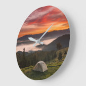 Mountains | Camping Foggy Sunrise Große Wanduhr (Winkel)