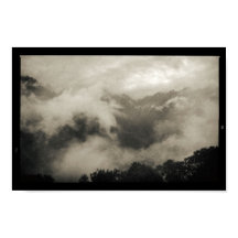 Mountains Fog bedeckt Dunkel und Moody Landschaft