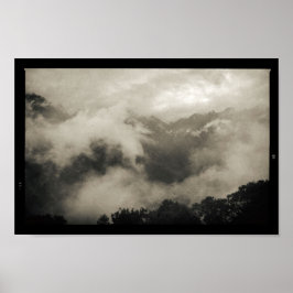 Mountains Fog bedeckt Dunkel und Moody Landschaft Poster