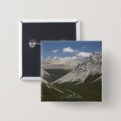 Mountainsee in einem Tal mit blauem Himmel Button (Vorne & Hinten)