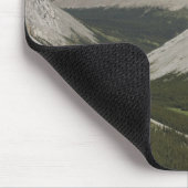 Mountainsee in einem Tal mit blauem Himmel Mousepad (Ecke)