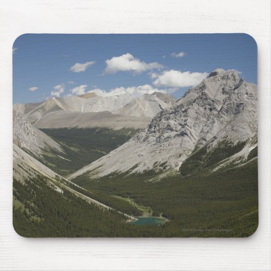 Mountainsee in einem Tal mit blauem Himmel Mousepad (Vorne)