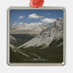 Mountainsee in einem Tal mit blauem Himmel Silbernes Ornament