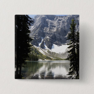 Mountainsee-reflektierender Berg gerahmt durch Button