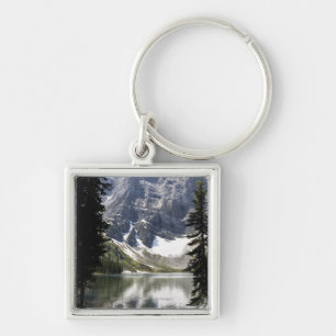 Mountainsee-reflektierender Berg gerahmt durch Schlüsselanhänger