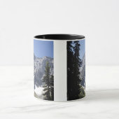 Mountainsee-reflektierender Berg gerahmt durch Tasse (Zentrum)