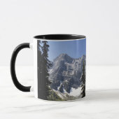 Mountainsee-reflektierender Berg gerahmt durch Tasse (Links)