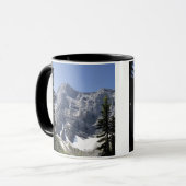 Mountainsee-reflektierender Berg gerahmt durch Tasse (Vorderseite Links)