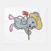Mouse as Farmer with Axe & Hat Fleecedecke (Vorderseite (Horizontal))